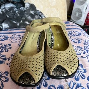 leather platform Jambu shoe/ sandals. good condition